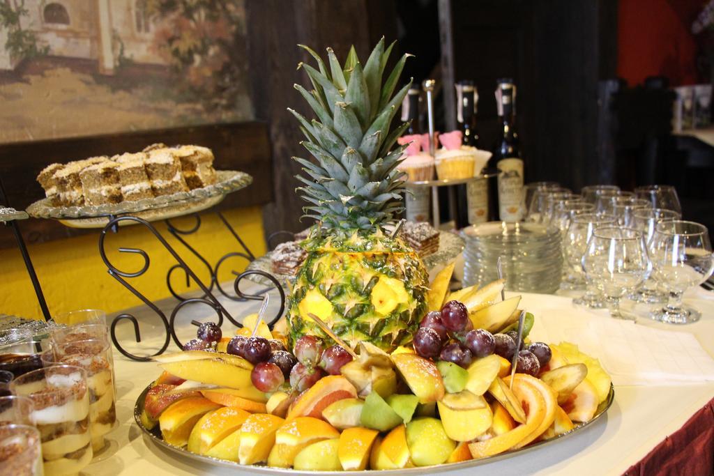 Eco Grill Hotel Restaurant Aquarius Lviv Buitenkant foto